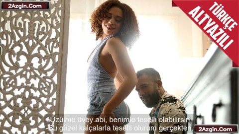 Sevgilisinden Ayrılan Depresif Üvey Abisini Sakinleştiren Melez Bomba