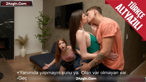 Yakın Arkadaşı Yanında Sevgilisiyle Kaynaştı Kıskanan Kız Hemen Amını Yalattı